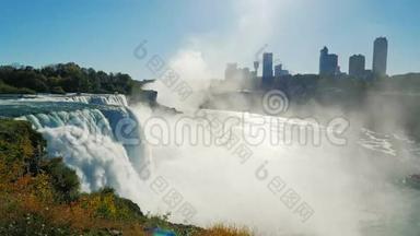 著名的瀑布尼亚加拉瀑布，是世界各地游客的热门景点。 在瀑布后面可以看到